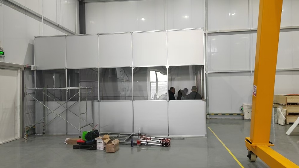 如何确保铝塑板百级洁净棚的气流均匀性，避免局部污染？